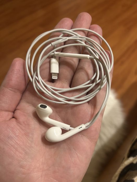 Căști cu fir, cu mufă lightning, pentru iPhone. Produs original Apple.