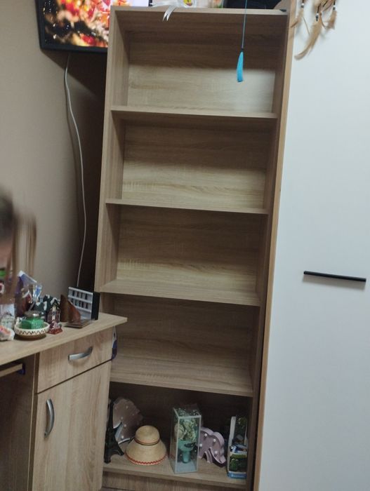 Vând biblioteca in stare excelenta