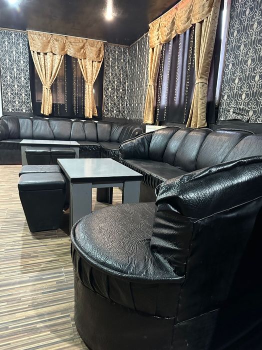 Vând set canapele bar și tamburet  + bonus,  mesele CADOU