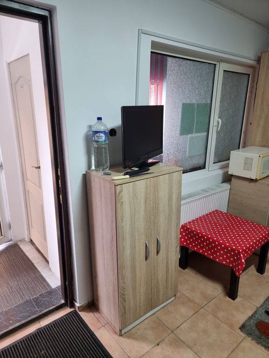 Închiriez camera cu tot necesarul de locuit