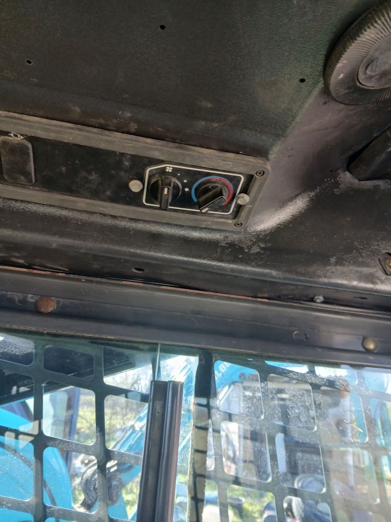 Miniincarcator new holland se vinde cu doua  cupe un multifunctionala