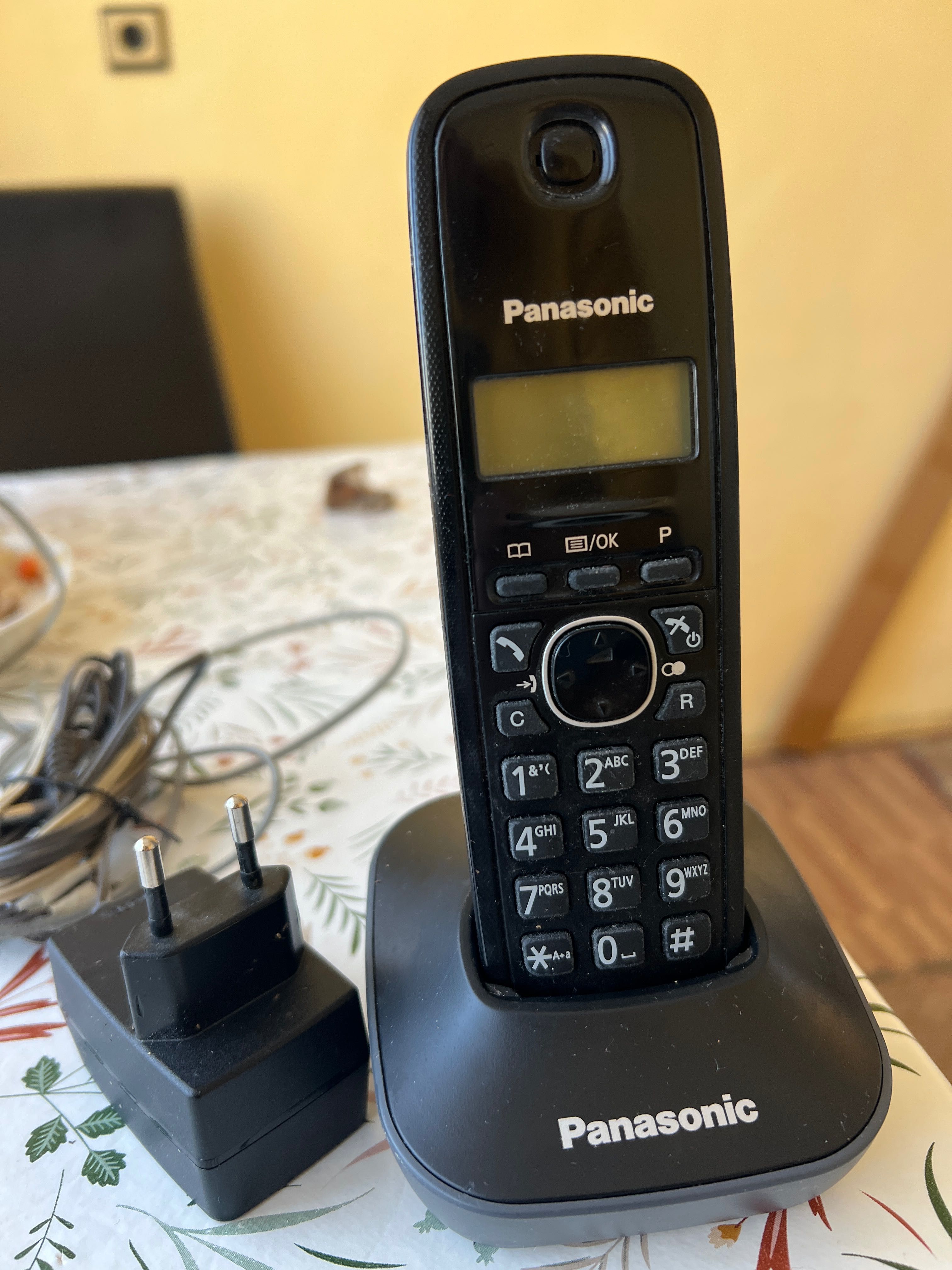 Стационарен телефон Panasonic KX-TG1611, безжична слушалка