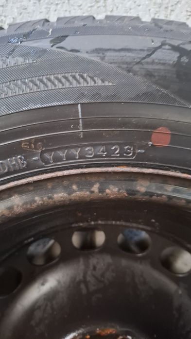 Vând anvelope iarnă  Yokohama 215 65 R16 cu jante tablă Volkswagen  5×