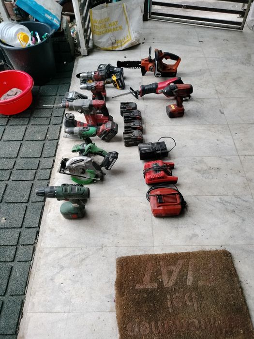 Vând scule electrice pe bateri de firma .