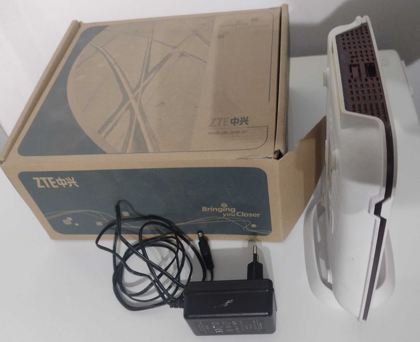 Vând router  ZTE