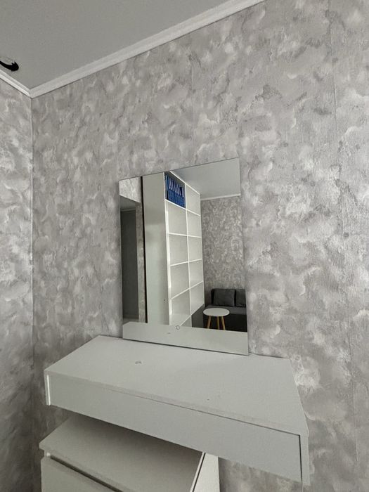 Продам подвестой стол туалетный и зеркало