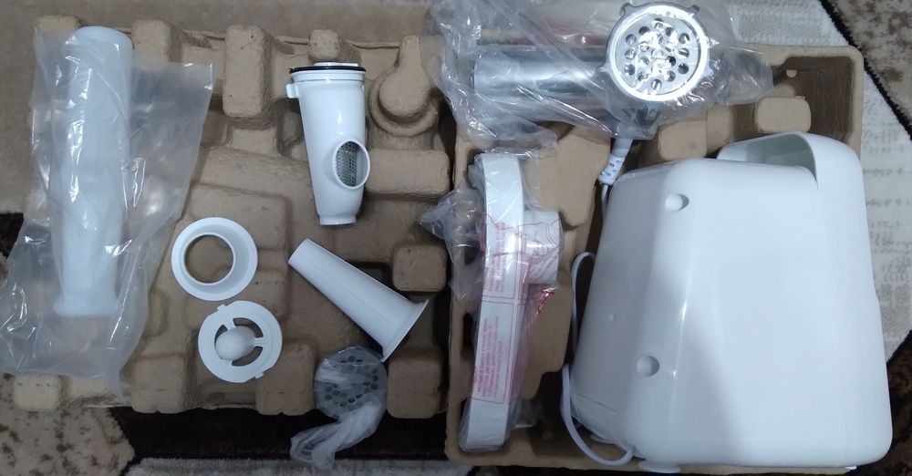 Masina de tocat carne, accesorii pt carnati,kebbe,suc de rosii,1300W