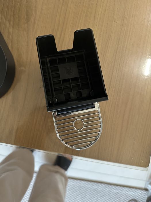 Кафемашина Nespresso с уред за топло и студена млечна пяна и стойка