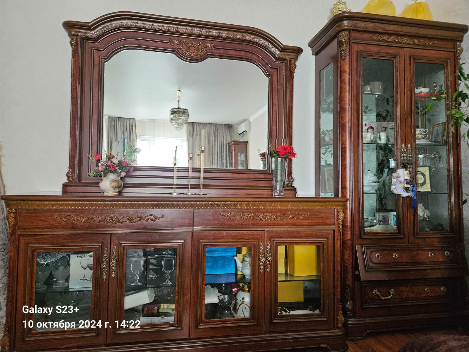 Продаётся комод с зеркалом и 2 серванта