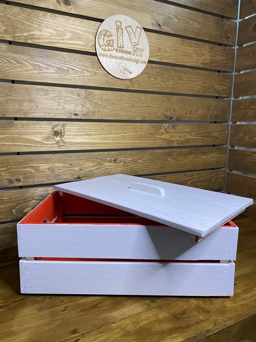 Бяло-червена декоративна дървена щайга с капак