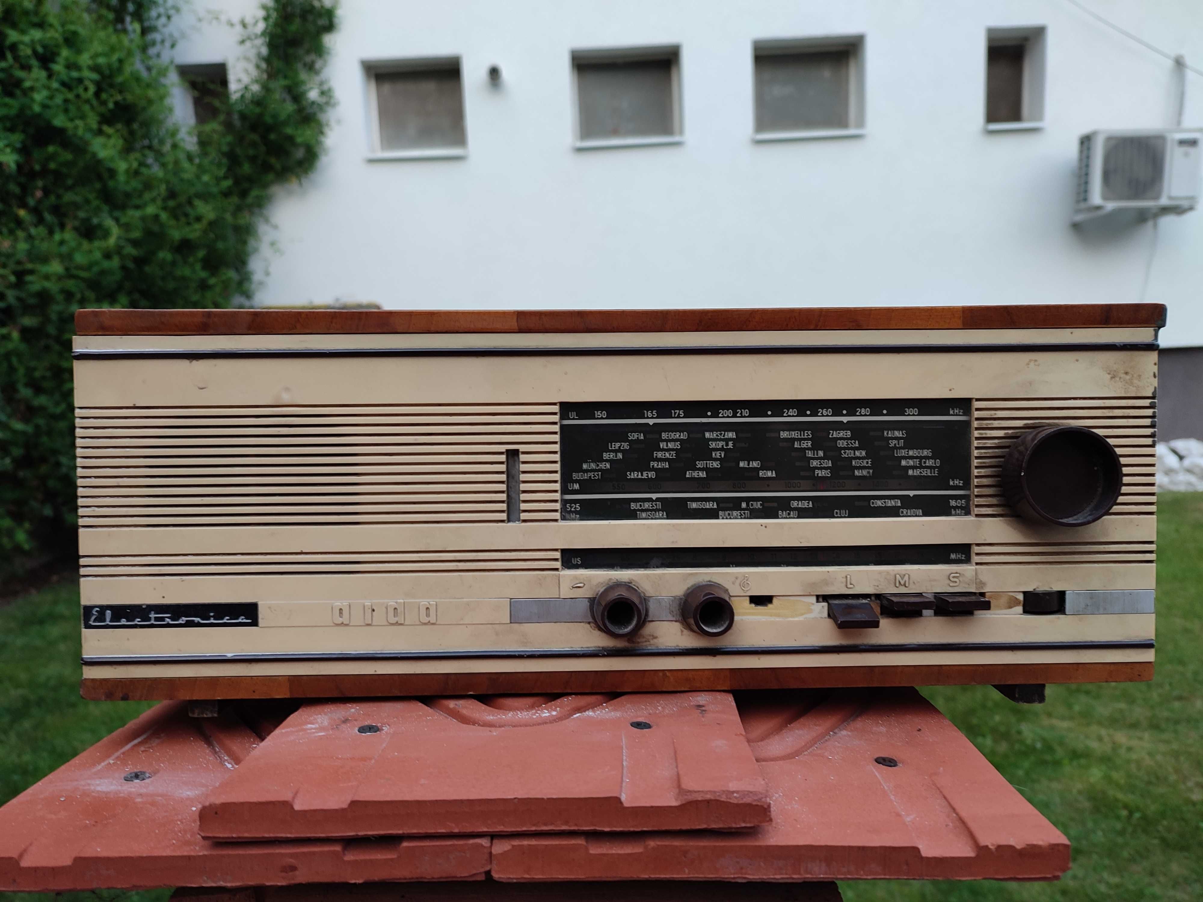 Vând radiouri vechi 200 lei