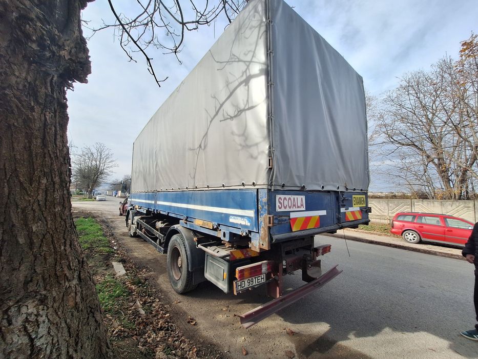 Vînd camion de școală