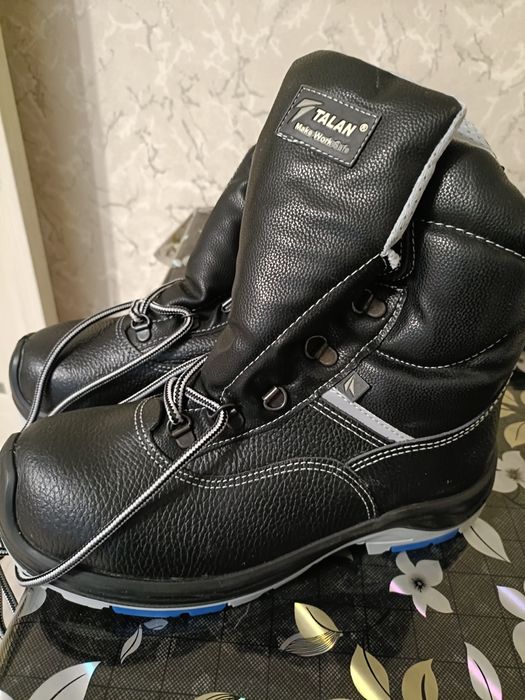 Продам ботинки размер 39, 40.