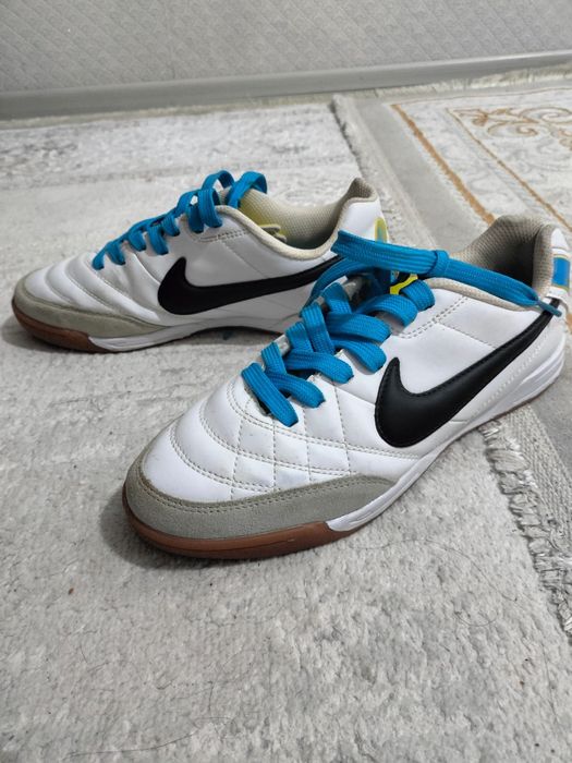 Продам футзалки Nike