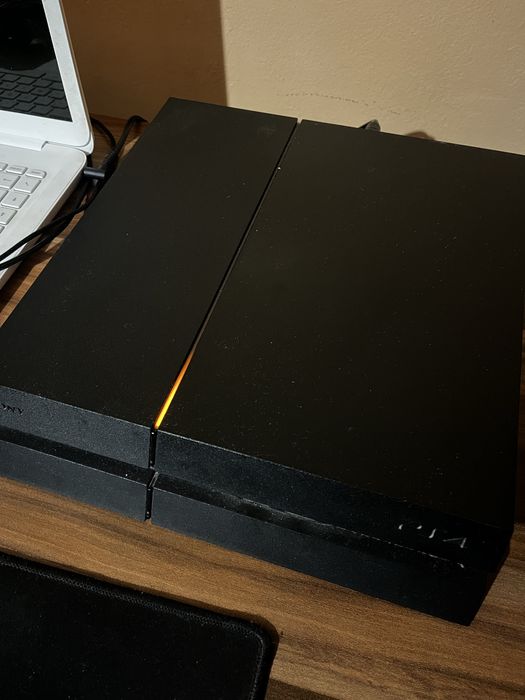 Продавам PS4 500gb БЕЗ ДЖОЙСТИК!