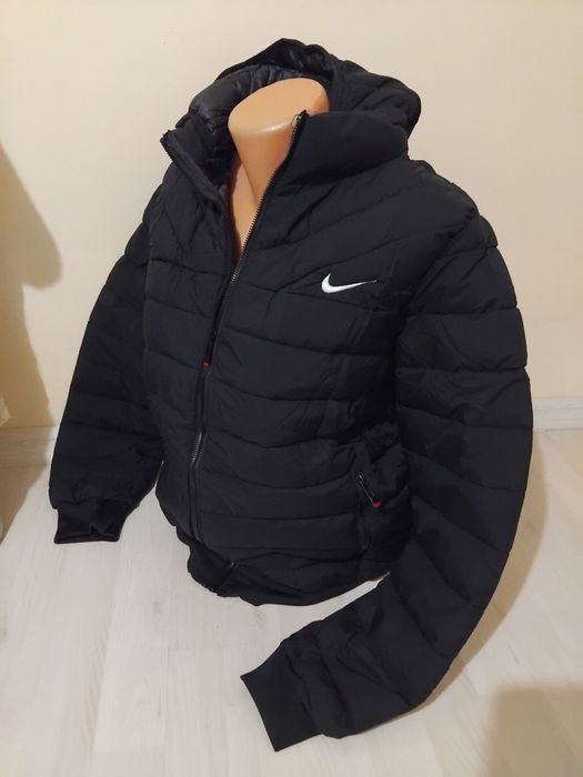 Geaca Nike pentru femei.