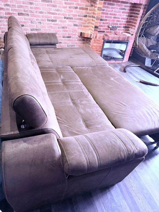 Большой диван замшевый, под коричневую кожу.