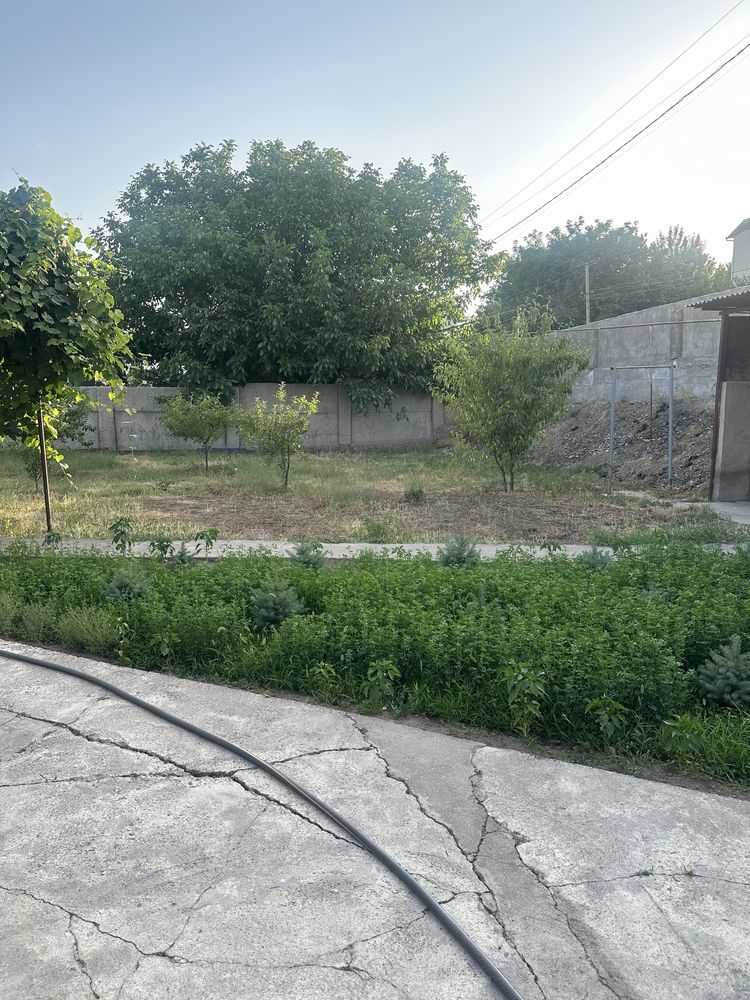 Uydan 20 metr tepada kotta moshina yo’l o’tgan juda qulay