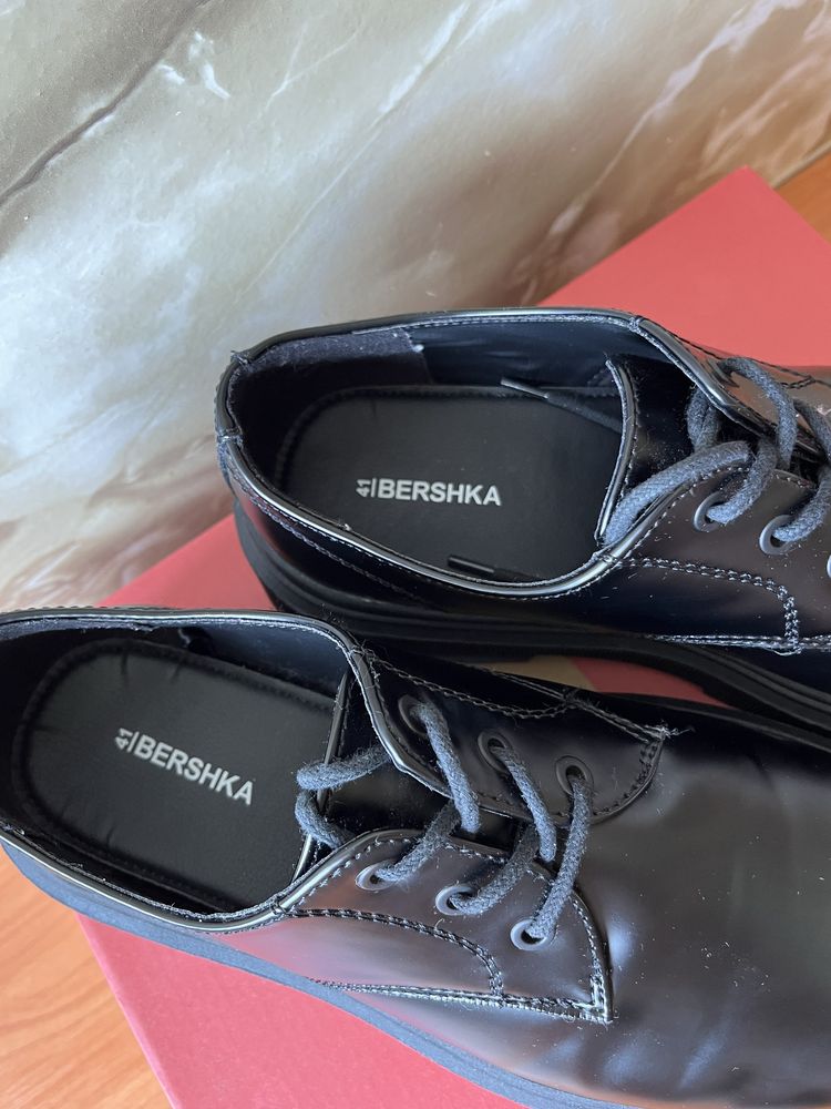 Класически обувки BERSHKA