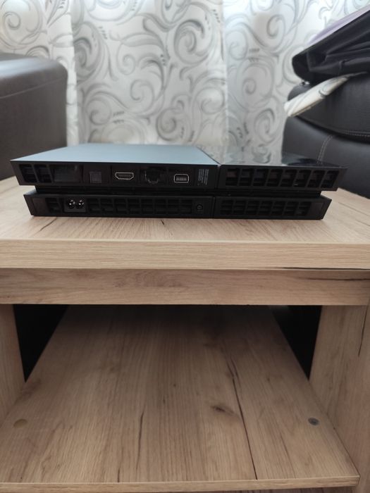 PS4 in stare buna + controler și GOD OF WAR