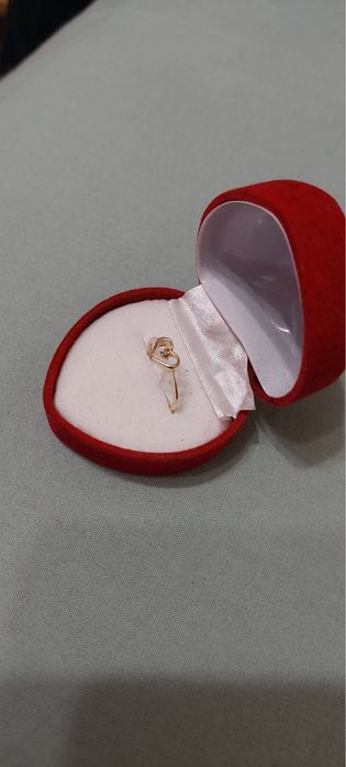 Нов златен пръстен с естествен диамант