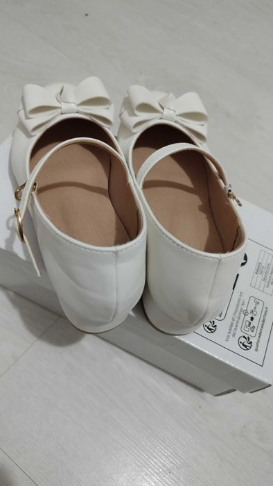 Pantofi albi fundiță fete
