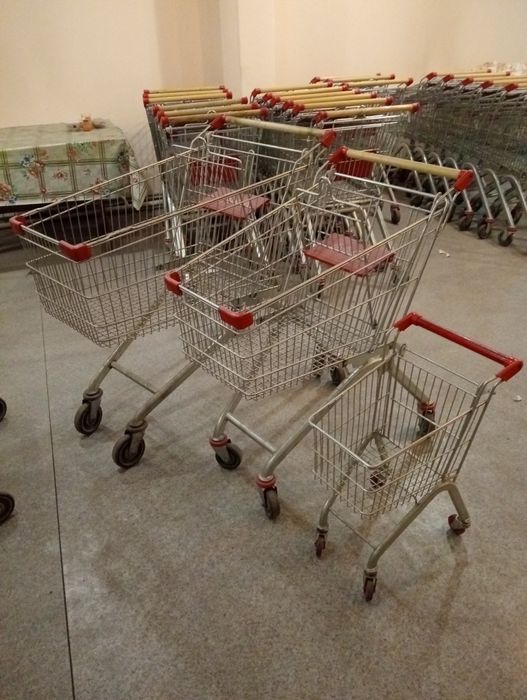 Тележки, витрины,  столы стел лажи, кассы, кондиционеры ,печь,