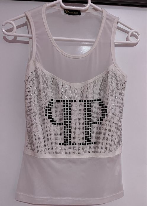 Бял топ с блестящи кристали