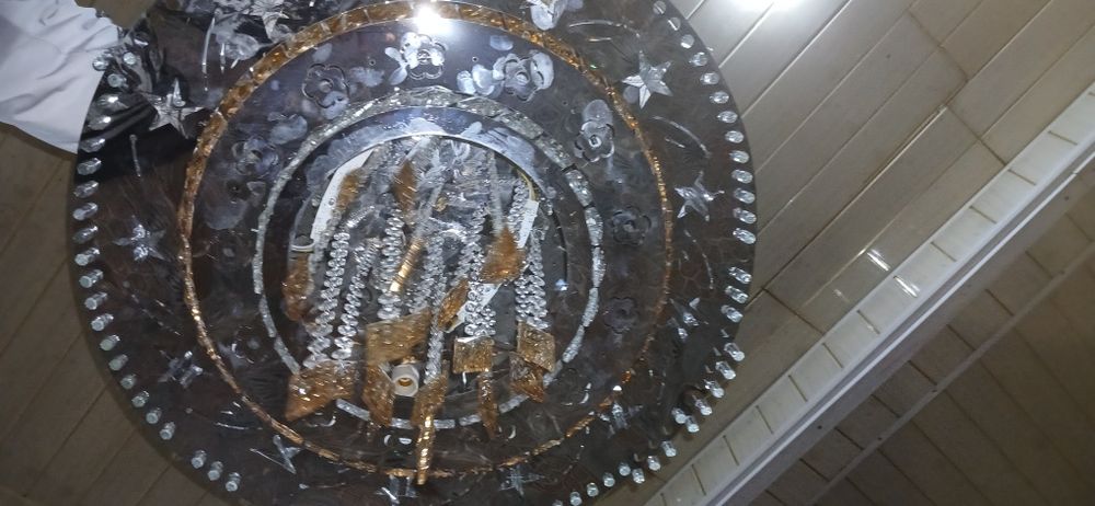 Лустра сотилади.