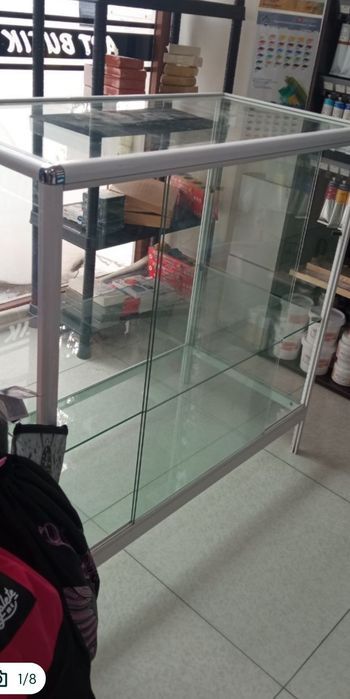 Oynali vitrina.  1 metr eni.