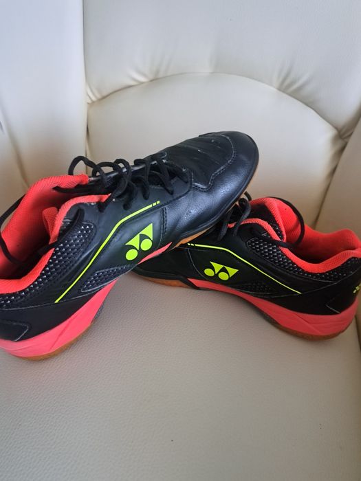 Adidași Yonex nr 43 impecabili