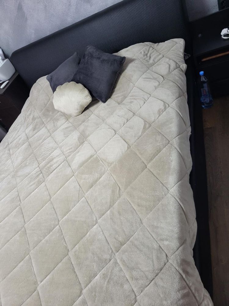 Pat din piele neagra saltea si noptiere
