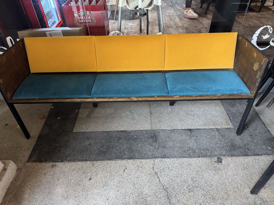 Bancuță din lemn si metal.