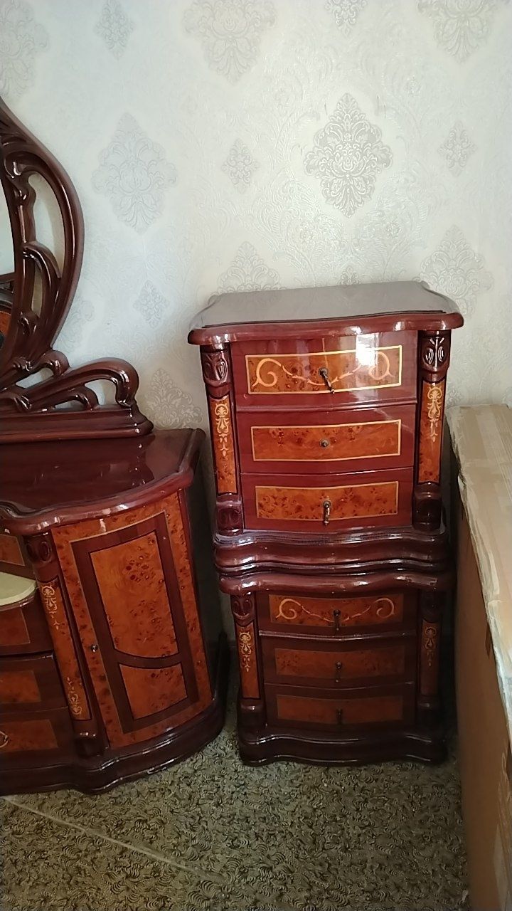 Продам китайский спални гарнитур