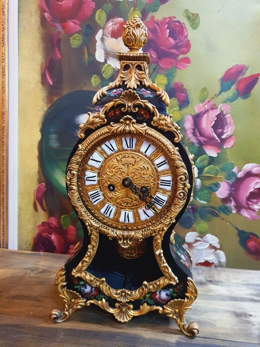 Античен часовник с бронзова декорация и интарзии