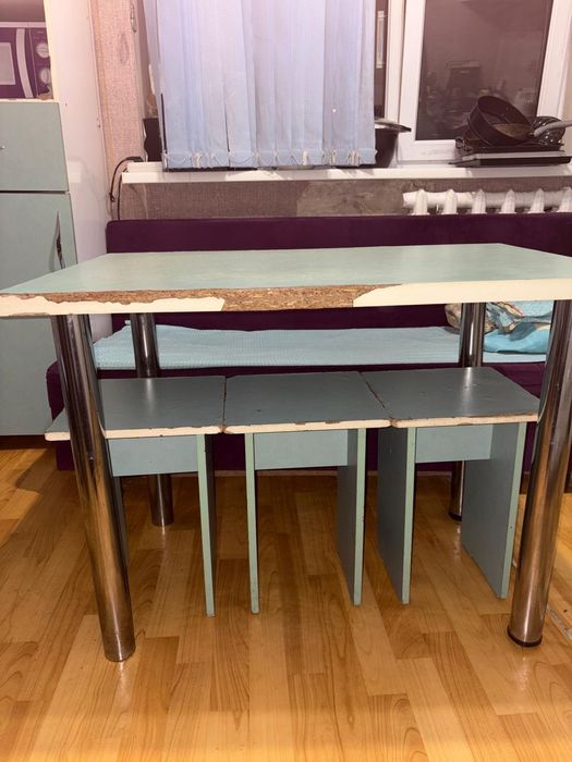 Кухонный стол с 3 табуретками