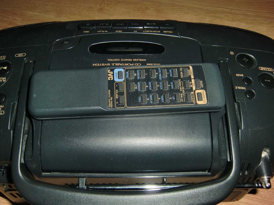 JVC radio casetofon cu CD si telecomanda