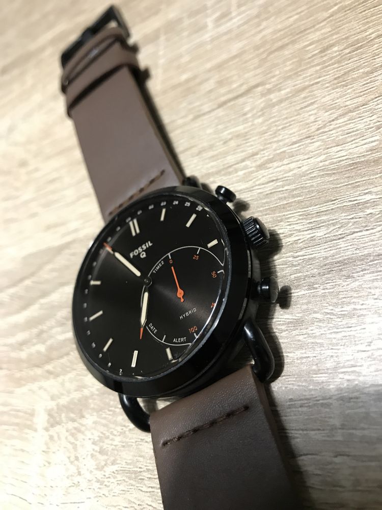 FOSSIL Q hybrid.