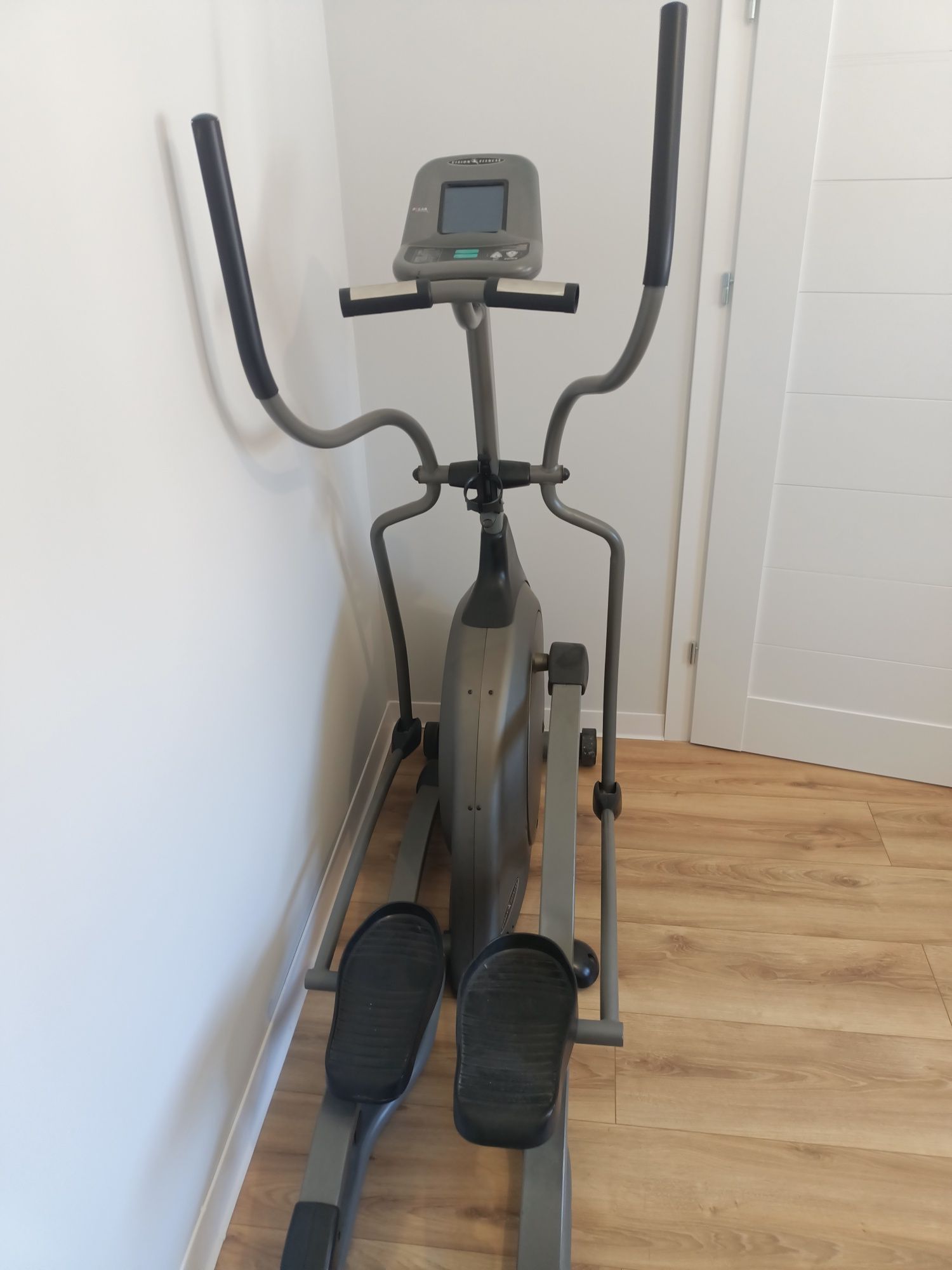 Bicicletă eliptică Vision Fitness X6100 – solidă, silențioasă,
