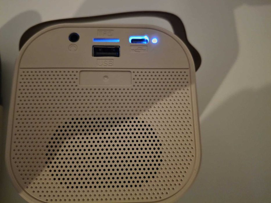 Set Boxa Karaoke  Lumina RGB, 2 microfoane fara Fir,USB,SD card,nou