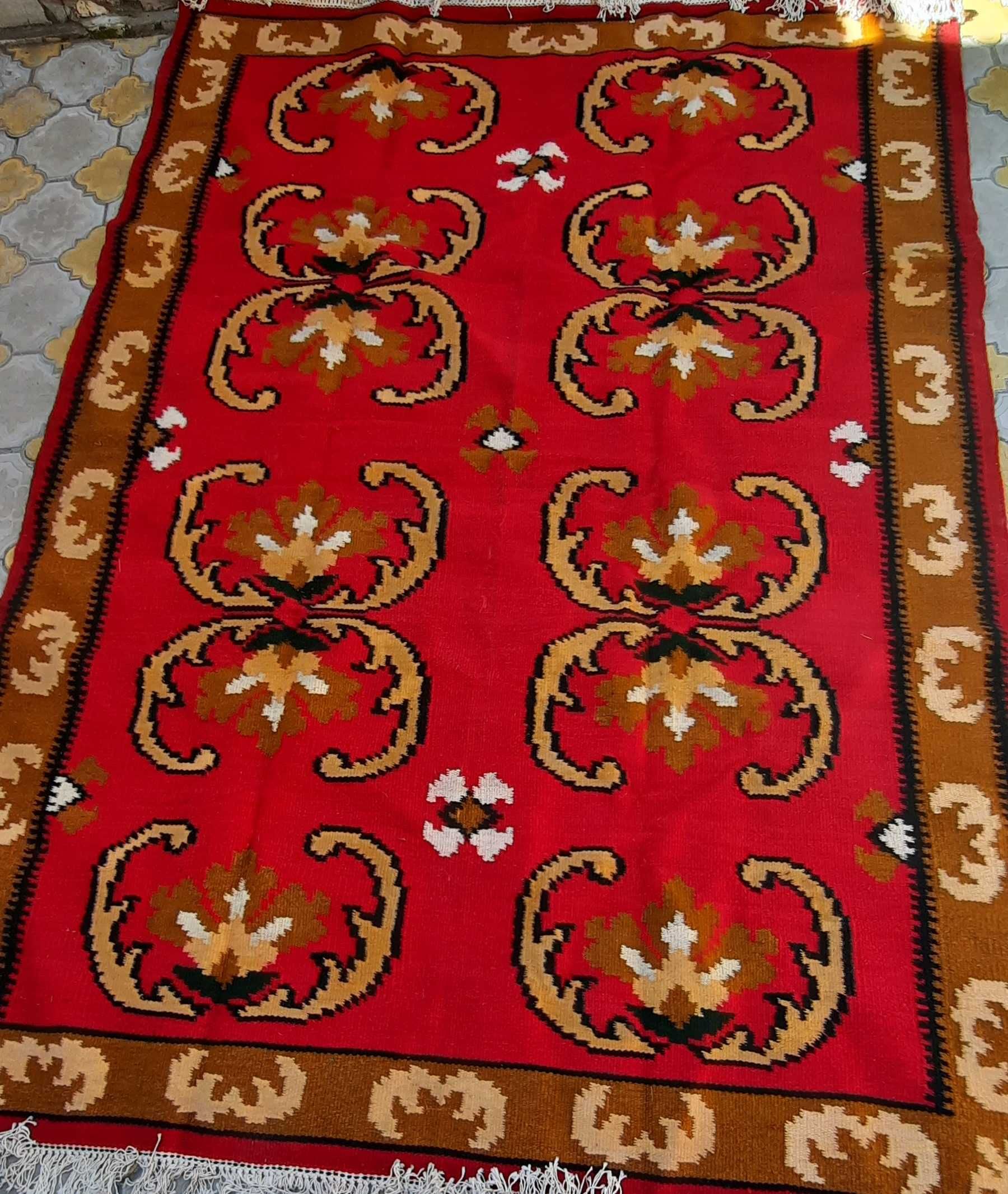 Котленски килим-червен
