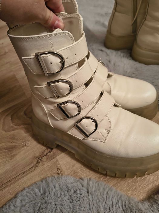 Ghete cu platforma Bershka și Stradivarius