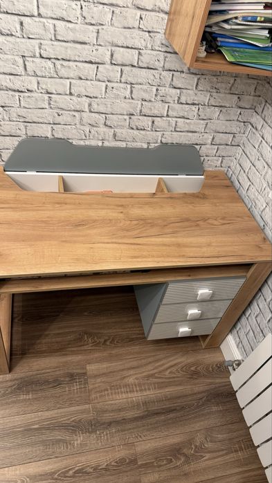 Письменный стол из ЛДСП