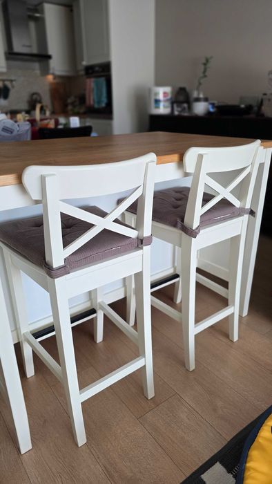 Insula bucatarie IKEA cu 2 scaune inalte