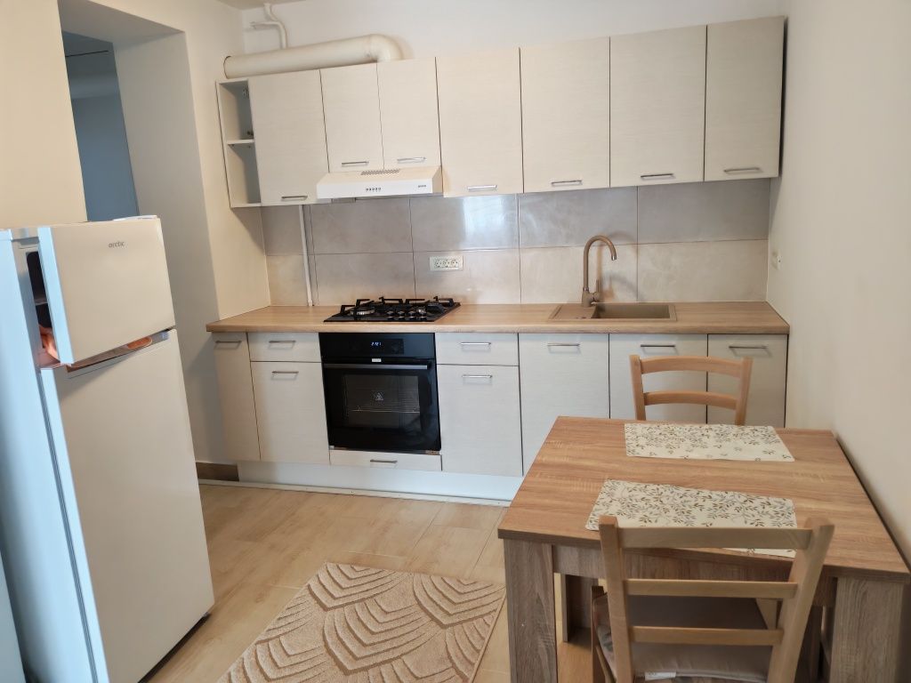 Închiriem apartament cu 2 camere, etajul 1, str. Universității