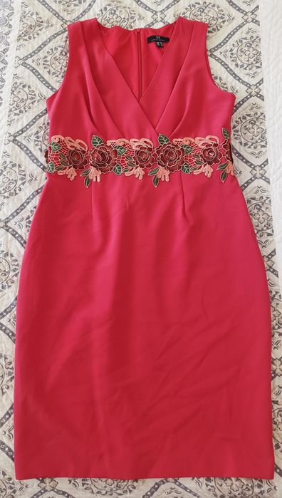 Rochiță superbă , cu broderie trandafiri in talie , măsura 42-44
