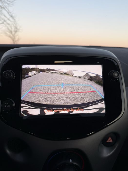 Продавам Тойота Айго / Toyota Aygo / 17к км Navi и камера за задно виж