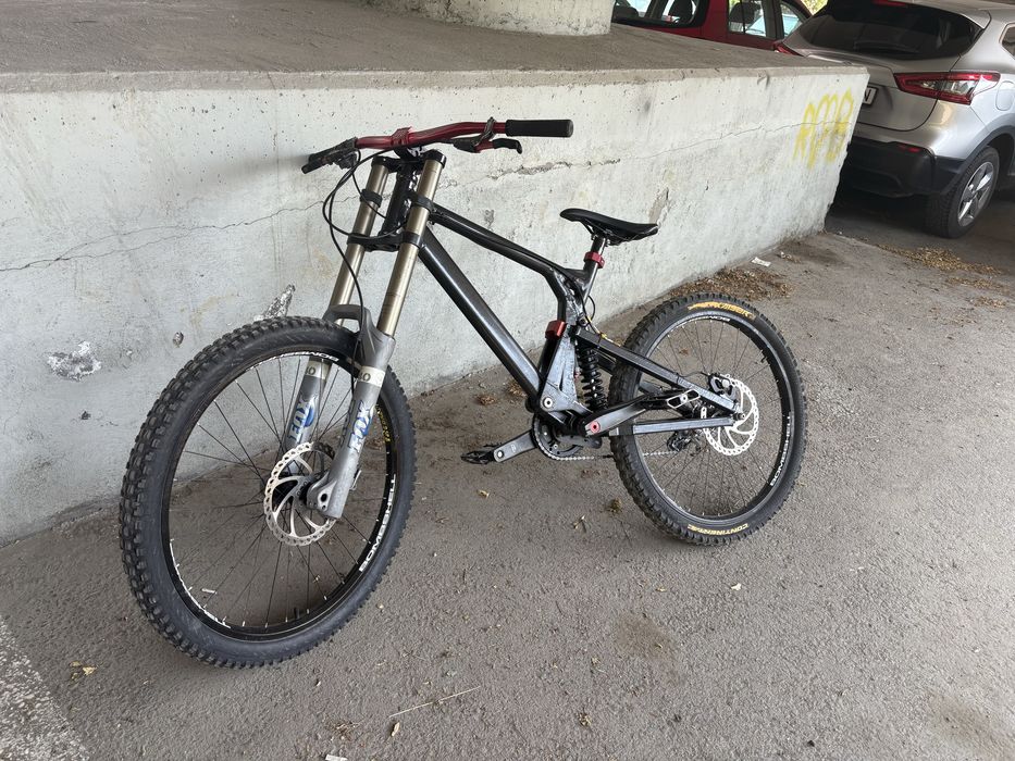 Bicicleta downhill full suspension