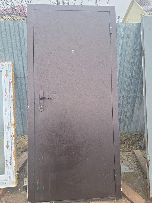 Продам входную железную дверь