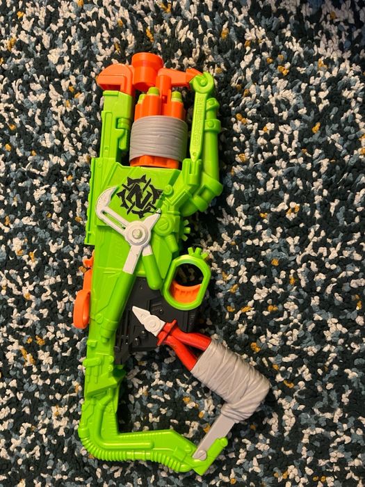 vand 3 pistoale mari Nerf